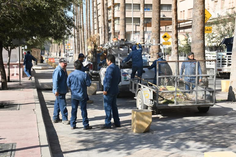 Trabajadores sindicalizados del Ayuntamiento de Torreón realizaron este miércoles una movilización a las afueras del edificio del Banco de México, reclamaron la reinstalación de uno de sus compañeros del área operativa, mismo que presuntamente había sido violentado en sus derechos laborales por la Contraloría Municipal.