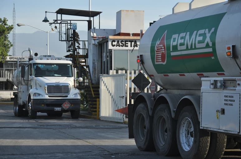Autoridades reguladoras de EUA han impedido que se concrete la venta del 50 % de la refinería. (ARCHIVO)