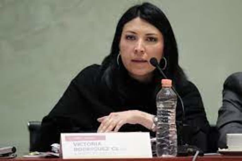 Con el voto en contra de la oposición, la Comisión de Hacienda del Senado aprobó el dictamen que establece la idoneidad al cargo y ratifica el nombramiento presidencial en favor de Victoria Rodríguez Ceja para ser parte de la Junta de Gobierno del Banco de México (Banxico) a partir del 1 de enero del 2022. (ESPECIAL)
