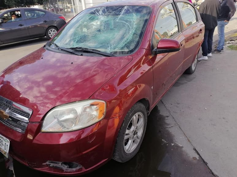 El ciclista se golpeó contra el parabrisas del Chevrolet Aveo, el cual estrelló en su totalidad, salió disparado por el aire y cayó en forma aparatosa en el pavimento. (EL SIGLO DE TORREÓN)