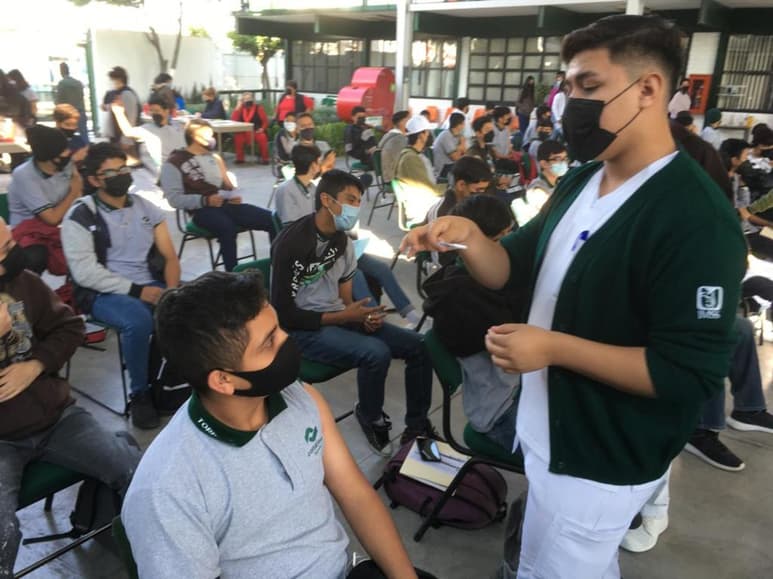 Jornada de Vacunación para Adolescentes en el Conalep Torreón. (FERNANDO COMPEÁN)