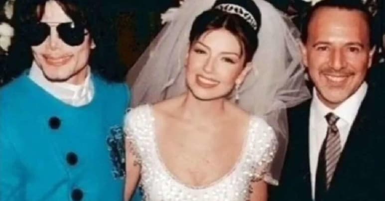 Fue hace 22 años que Thalía conoció a quien se convertiría en su esposo, el empresario estadounidense Tommy Motola, gracias a una cita a ciegas realizada por Emilio Estefan. La boda que en la que la cantante y el empresario unieron sus vidas ocurrió un día como hoy pero del año 2000, hace 21 años.