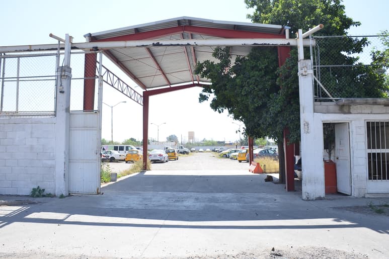 De la volcadura tomaron conocimiento los peritos del Tribunal de Justicia Municipal y el vehículo fue enviado al corralón. (EL SIGLO DE TORREÓN)