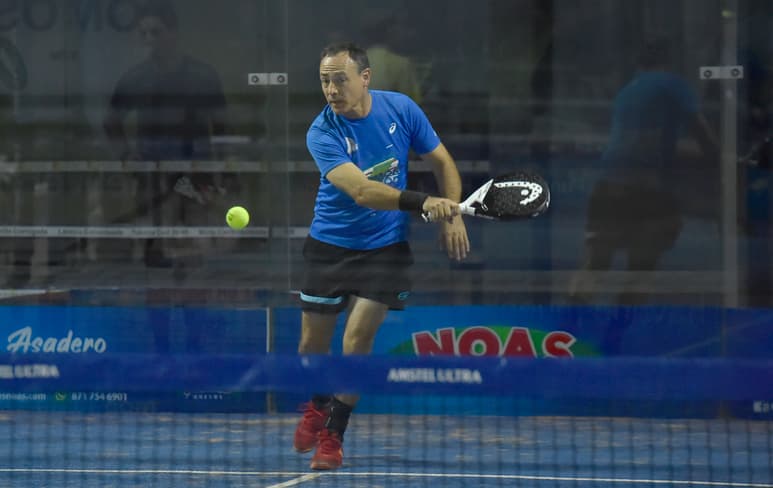 Los padelistas exhibieron ayer su mejor juego para continuar en la pelea por el título.