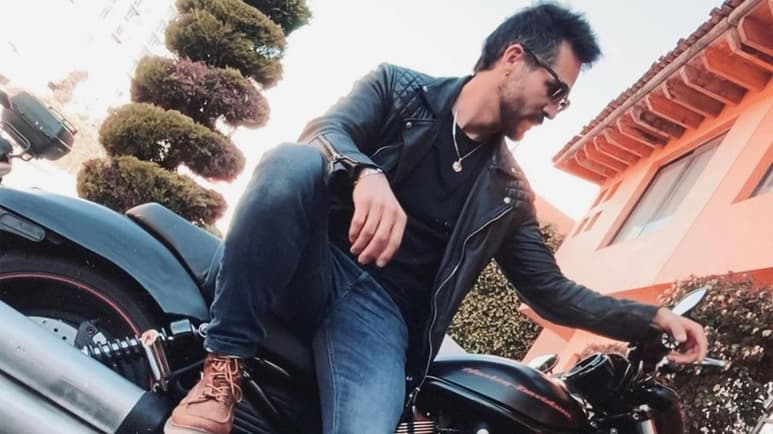 El actor, José Ron, quien estuvo la semana pasada en la Comarca Lagunera para ofrecer un concierto con su banda Koktel pudo haber sufrido un accidente mientas conducía su motocicleta.