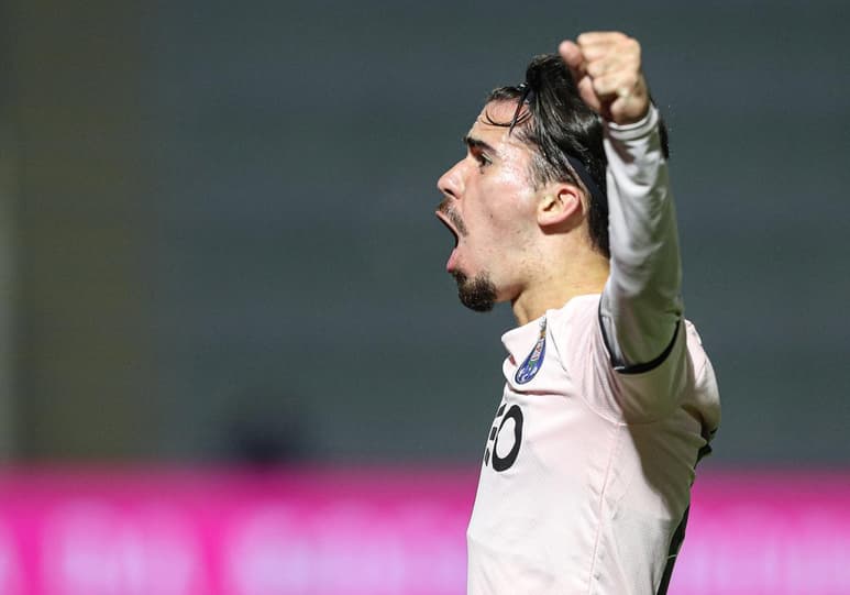 El Oporto ganó este viernes en casa del Portimonense (0-3) con goles de Vitinha y Otávio y un tanto en propia puerta de Pedro Sá y se colocó líder a la espera de conocer el resultado del derbi lisboeta entre Benfica y Sporting.
