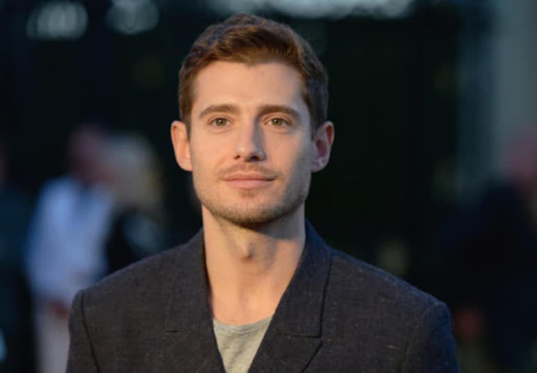 El actor del éxito televisivo Pretty Little Liars Julian Morris se abrió sobre su relación con su pareja Landon Ross por primera vez, con quien lleva una relación de 18 años.