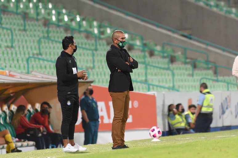 El técnico de las Guerreras, Jorge Campos (d), está consciente de que aún no se define nada, y con un triunfo están en semifinales (JORGE MARTÍNEZ)