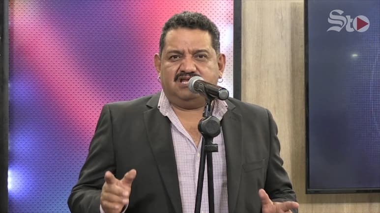 Repertorio. Norberto cantó tres melodías acompañado del músico Jorge 'Corazón' Orona.