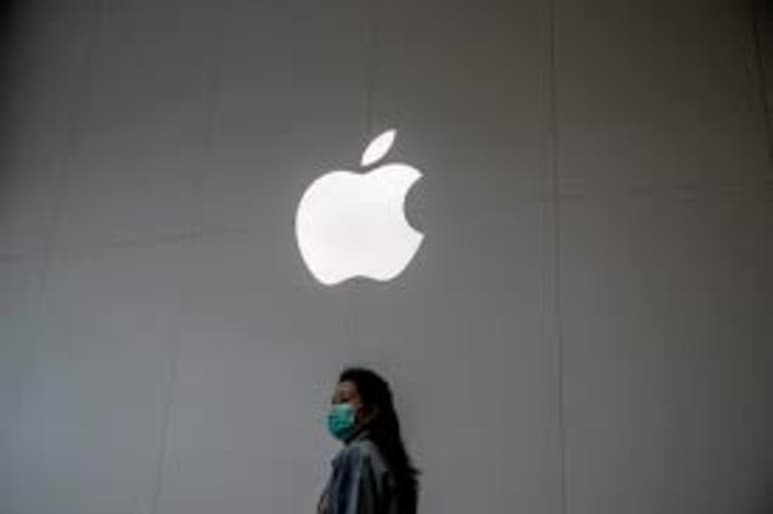 El gigante tecnológico Apple anunció el martes que presentó una demanda en contra de la empresa israelí NSO Group, en un intento por impedir que la compañía de hackers a sueldo más famosa del mundo pueda vulnerar los productos de Apple, como el iPhone. (ESPECIAL)