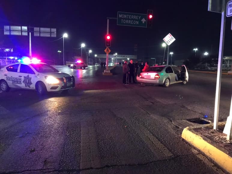 Chocan autos en Gómez Palacio; el accidente ocurrió de madrugada y dejó daños materiales de 25 mil pesos. (EL SIGLO DE TORREÓN)