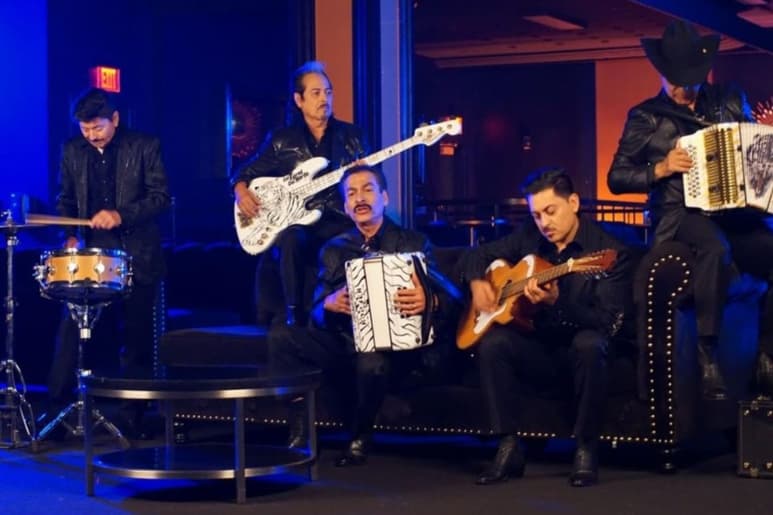 Finalmente llegó el día. Los Tigres Del Norte sorprendieron a sus fans con el lanzamiento mundial de su EP, La reunión.