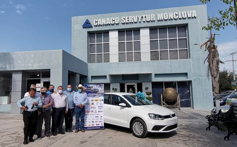 Los consumidores que tradicionalmente viajaban a Estados Unidos a realizar las compras decembrinas, se quedarán este año en su mayoría en Monclova a comprar en el comercio local, afirmó la Cámara Nacional de Comercio de Monclova (Canaco).