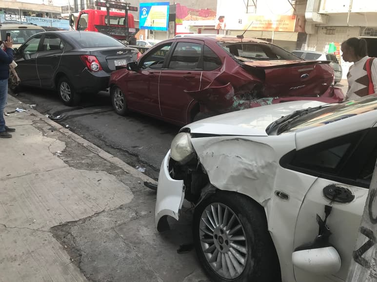 El vehículo Fiat se proyectó contra dos autos estacionados luego de que presuntamente otra unidad se le atravesó. (EL SIGLO DE TORREÓN)