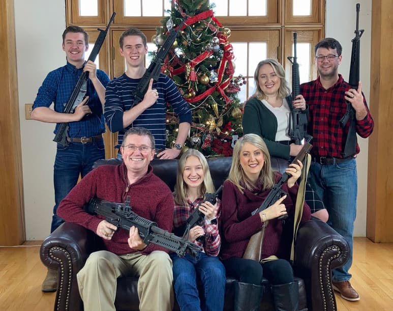 Thomas Harold Massie, el republicano que causó polémica al subir a Twitter una foto de él con su familia, todos armados con rifles, y pidiendo municiones a Santa, es un acérrimo defensor del derecho a portar armas. (TWITTER)