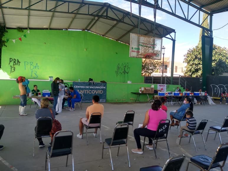 La campaña para adolescentes de 15 a 17 años inició este lunes, pero se convocó también a las personas que no recibieron la primera o segunda dosis en edades de 18 a 29 años. (EL SIGLO DE TORREÓN)