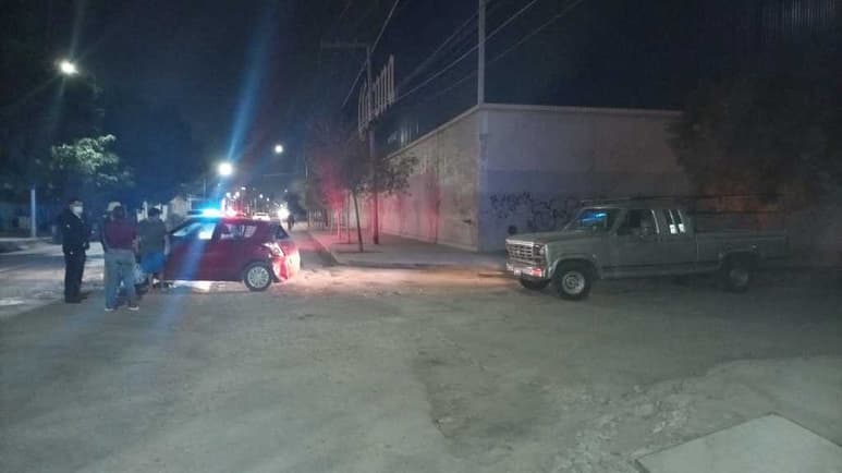 El hombre viajaba a bordo de una camioneta de la marca Ford de modelo antiguo. (EL SIGLO DE TORREÓN)