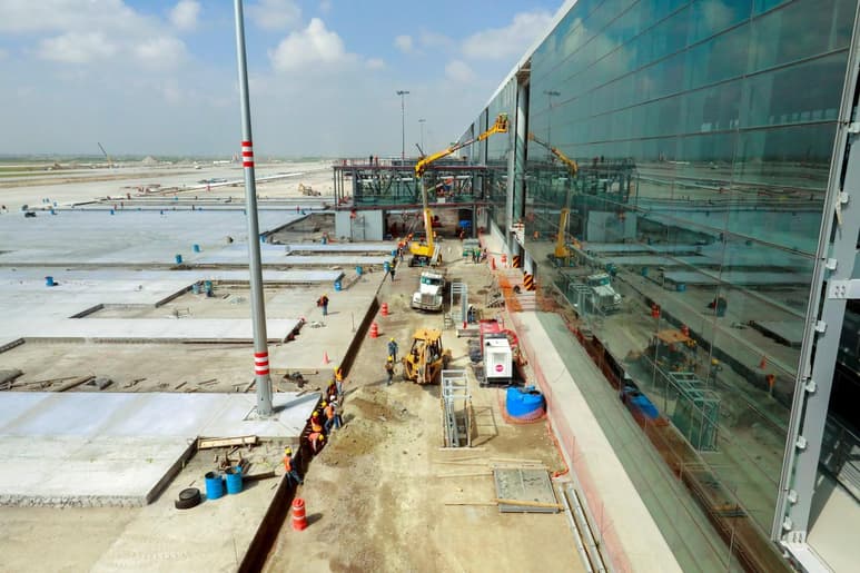 El Aeropuerto Internacional Felipe Ángeles de Santa Lucía se encuentra a cuatro meses de su inauguración, pero apenas están por entregarse los estudios de aeronavegabilidad indispensables para su funcionamiento. (ARCHIVO)