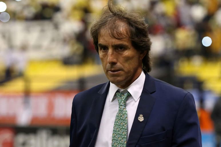 Sin duda alguna la salida de Guillermo Almada de Santos Laguna dio mucho de que hablar, pero finalmente el entrenador inicia oficialmente un nuevo camino junto al Pachuca, equipo con el que ya fue presentado, y aunque se había hablado sobre el posible interés de parte de la Selección de Uruguay para tener al técnico, y aunque Almada no negó esto, si recalcó que la filosofía de los Tuzos es algo que lo impulsó a quedarse con la Liga MX.