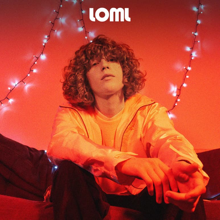 El cantante, compositor y estrella de TikTok, Michael Aldag, es un artista que, como lo cita el sitio The Line of Best Fit, 'está canalizando los problemas y tribulaciones de la juventud en su pop experimental'.