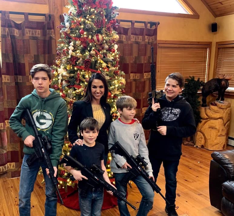 Tras el escándalo que desató el congresista Thomas Massie al subir a Twitter una foto de su familia armada, días después de un tiroteo en Michigan que dejó cuatro estudiantes muertos, otra congresista, la representante Lauren Opal Boebert, posteó una foto de ella con su familia, todos armados con rifles. (TWITTER)
