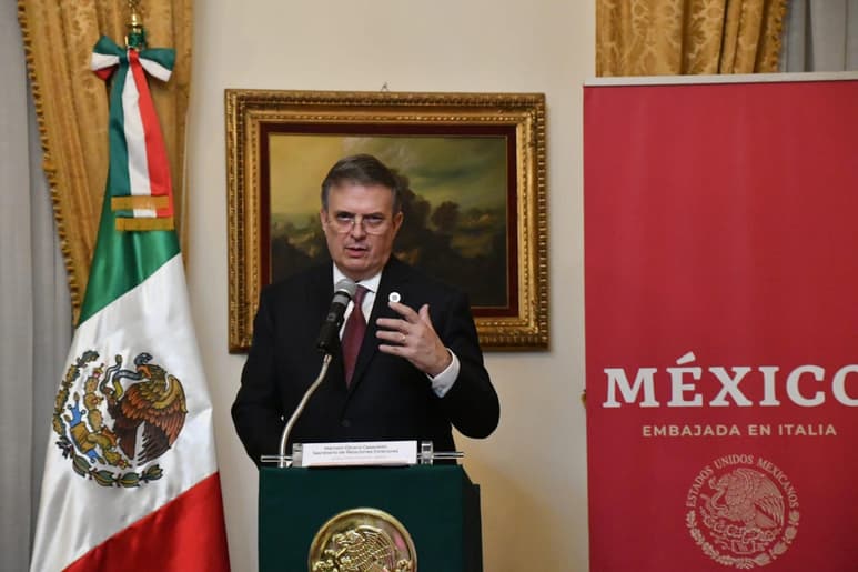 La Asociación por el Control de Armas (Arms Control Association) nominó al canciller Marcelo Ebrard y al gobierno mexicano como 'Persona del Año' por la demanda entablada contra armerías estadounidenses. (ARCHIVO)
