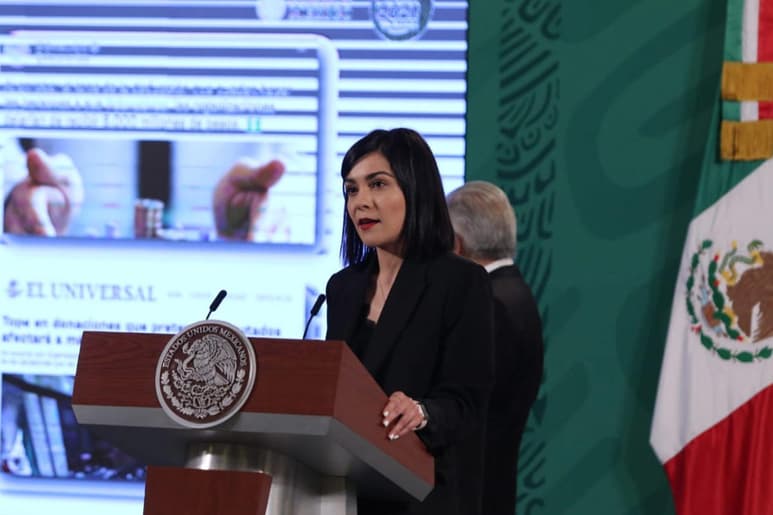 Luego de que la encargada de la sección de la mañanera 'quién es quién en las mentiras de la semana', Elizabeth García Vilchis, desmintió que el presidente Andrés Manuel López Obrador viajó en un 'simulador' en el Aeropuerto Felipe Ángeles, como acusó el exmandatario Felipe Calderón, el jefe del Ejecutivo la defendió. (ARCHIVO)