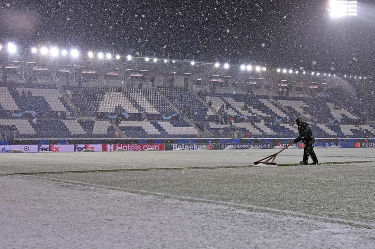 El partido de la Liga de Campeones entre el Atalanta y el Villarreal fue pospuesto debido a una fuerte nevada el miércoles en el norte de Italia.
