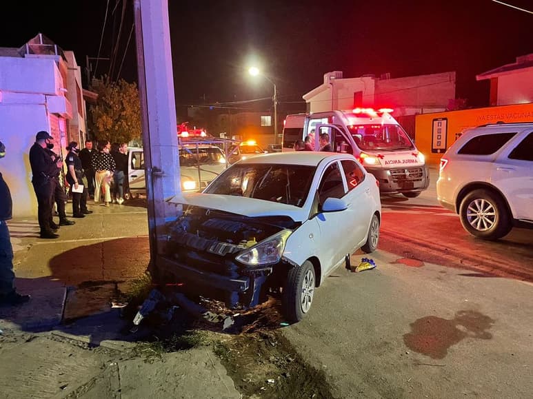El chofer del vehículo perdió el control del volante y se impactó contra un poste de concreto de la Comisión Federal de Electricidad. (EL SIGLO DE TORREÓN)