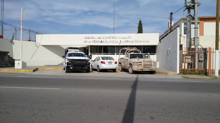 En una revisión localizaron una caja con un paquete con droga que se presumió era marihuana y que dio un peso de un kilogramo. (EL SIGLO DE TORREÓN)