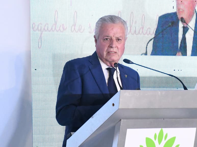 El alcalde de Torreón, Jorge Zermeño Infante, declaró que las críticas recientes hacia el sistema DIF no han sido 'justas'. (FERNANDO COMPEÁN)