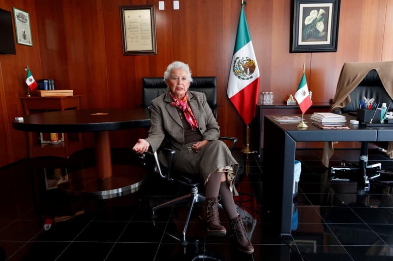 Olga Sánchez Cordero, senadora morenista, reveló durante su participación en un foro laboral, que en el entorno próximo al presidente Andrés Manuel López Obrador su labor al frente de la Secretaría de Gobernación fue desvalorizado de forma machista. (ARCHIVO)