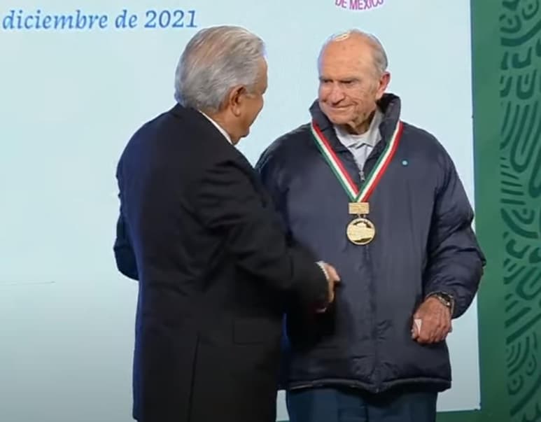 El galardonado esta ocasión, fue el ingeniero petrolero Francisco Garaicochea Petrirena, quien en su mensaje de agradecimiento señaló que en Cantarell se siguen comprando nitrógenos y quemando gas natural con un alto contenido de condensado.
