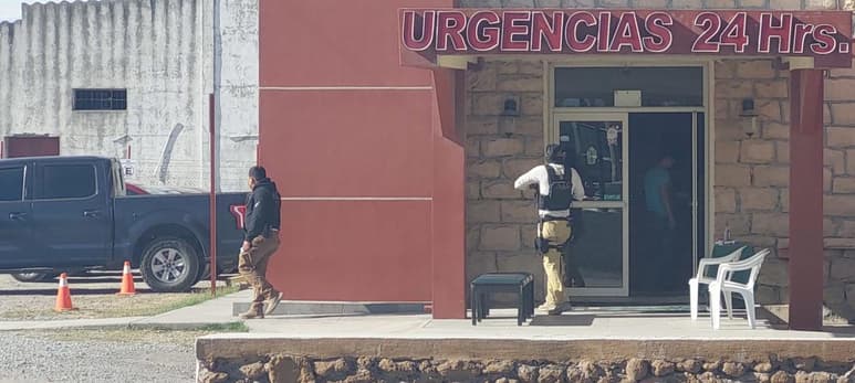 La Fiscalía General del Estado se reservó las causas de la muerte, pero confirmó que el hoy occiso presentaba impactos de bala en la cabeza y otras lesiones en el cuerpo.