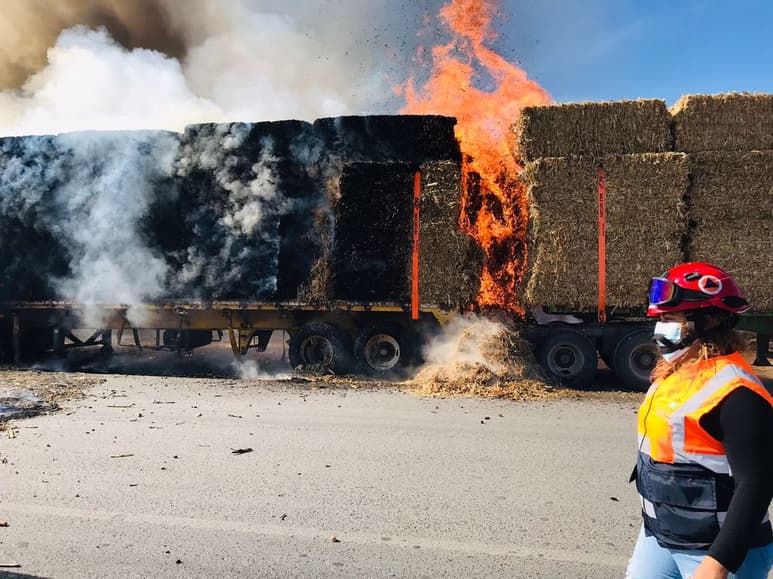 Fuego consume tráiler de doble remolque en el periférico de Gómez Palacio. (EL SIGLO DE TORREÓN)