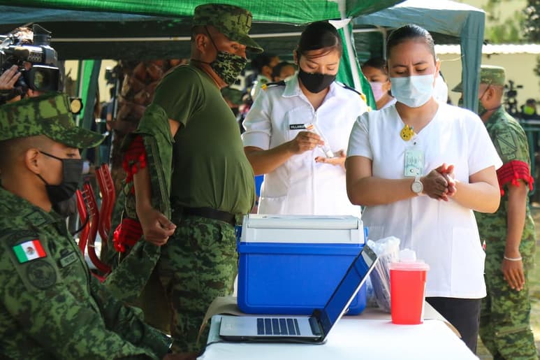 Para agilizar la distribución de medicamentos en México, soldados y marinos empezaron la repartición por aire y tierra de 54.2 millones de fármacos y material para curación a los almacenes del IMSS e Insabi de las 32 entidades. (ARCHIVO)
