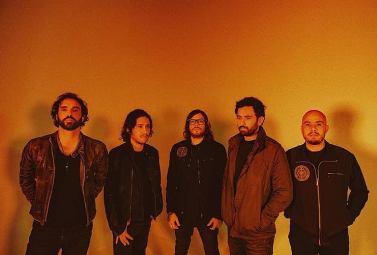 La banda independiente Camilo Séptimo, quienes se han ganado la atención del público con su sonido pop alternativo con guitarras, sintetizadores y letras profundas que llegan a lo espiritual tenía programada una presentación este viernes en el Poliforum de Torreón la cual terminó por cancelarse.