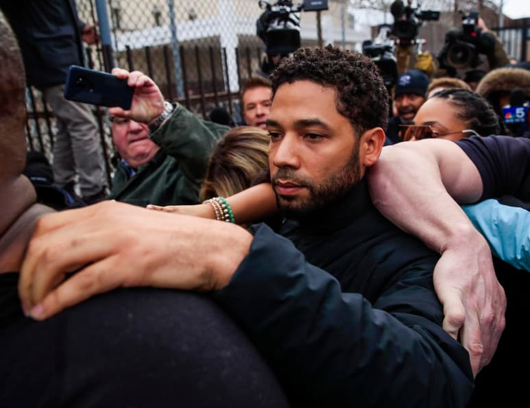 El actor Jussie Smollett fue declarado culpable el jueves de cargos de orquestar un ataque racista y homofóbico en su contra hace casi tres años y luego mentirle a la policía de Chicago al respecto.