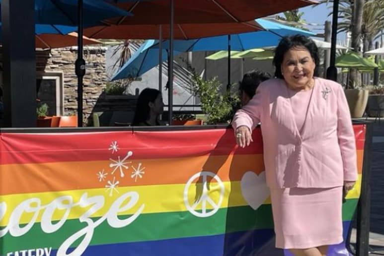La muerte de Carmen Salinas ha dejado un hueco muy grande en el mundo del espectáculo en México, destacada por aparecer en cientos de películas, actriz de telenovelas, programas de comedia, teatro, imitadora y productora, sus talentos no se podían cuestionar, pero algo que las personas que alguna vez llegaron a rodearla o trabajar con ella siempre han destacado su personalidad, y es que siempre se destacó por apoyar a sus compañeros y a quien lo necesitara, y aunque con varios tropezones, siempre apoyó a la comunidad LGBTI.