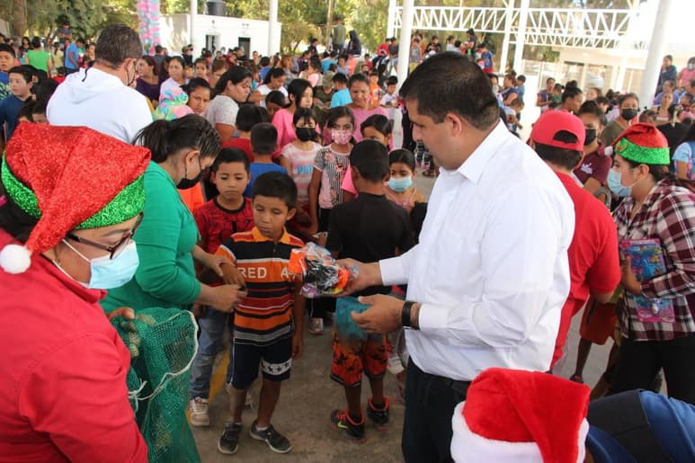 El alcalde, Homero Martínez Cabrera, acompañando al DIF Municipal y Estatal, participó en el operativo navideño que se llevó a cabo en la Villa de Nazareno, esta actividad que se realiza año con año durante la temporada decembrina, consiste en la colecta de juguetes y entrega de los mismos a los niños con escasos recursos en el municipio de Lerdo. (EL SIGLO DE TORREÓN)