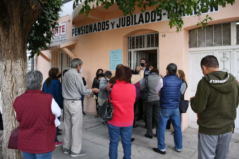 Maestros jubilados y pensionados exigieron que no se condicionara el bono y las cuotas sindicales. (ANGÉLICA SANDOVAL)