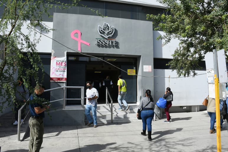 El Hospital General del ISSSTE de Torreón se reconvirtió en recientes días para atender a una mayor cantidad de pacientes con sospecha y confirmación del virus SARS-CoV-2. (FERNANDO COMPEÁN)