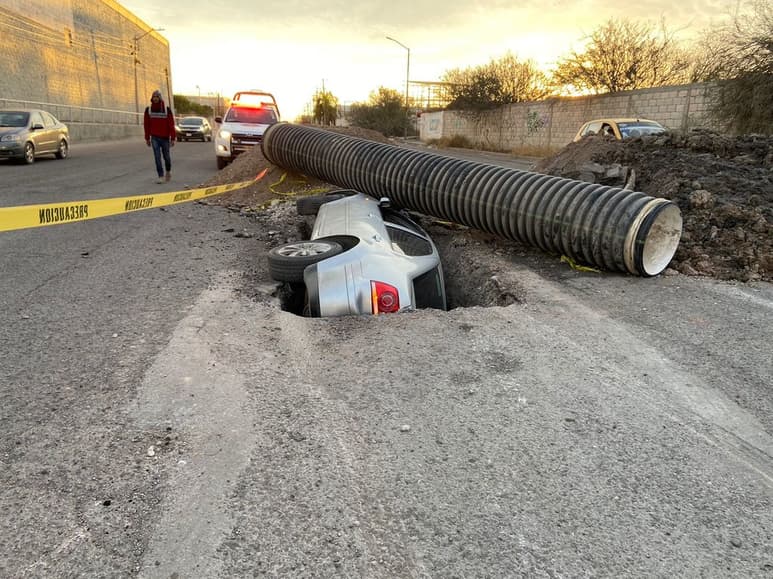 El vehículo Volkswagen Jetta terminó dentro de una zanja de una obra del Simas. (EL SIGLO DE TORREÓN)
