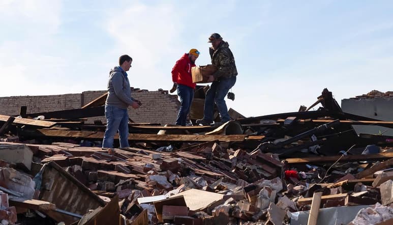 Los tornados han arrasado casi en su totalidad la población de Mayfield, en Kentucky, donde continúa la búsqueda de víctimas, entre ellas las que quedaron atrapadas en una fábrica de velas. (EFE)