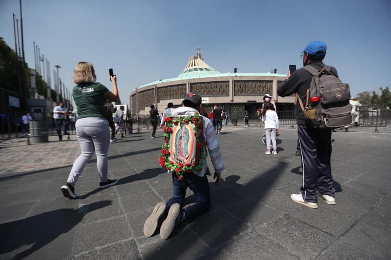 Miles de peregrinos llenaron este sábado los alrededores de la imponente Basílica de Guadalupe de Ciudad de México en la víspera del gran Día de la Virgen, en un ambiente de esperanza y medidas sanitarias después de que el año pasado el templo permaneciera cerrado por la pandemia de COVID-19.