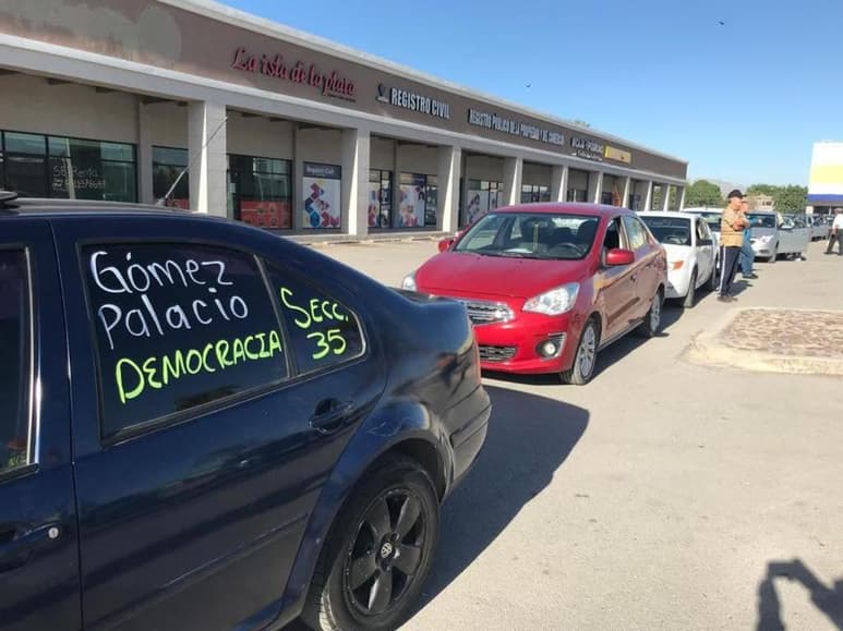 Miembros de la Alianza Magisterial Democrática organizaron una caravana de Lerdo a Torreón.