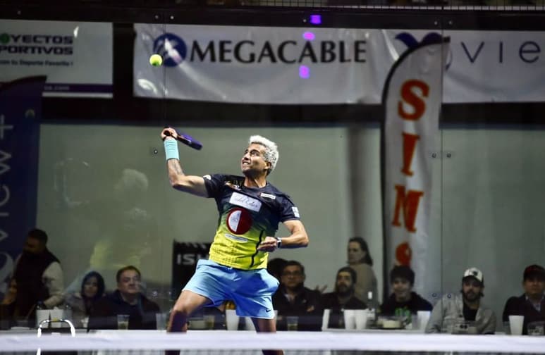 Alex Ruiz en acción durante el encuentro de ayer. (ERICK SOTOMAYOR)