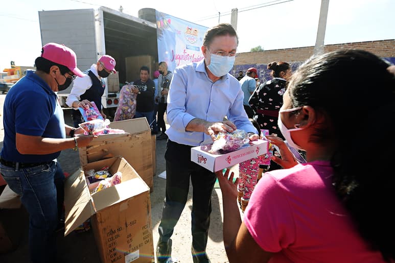 Los niños y sus familias agradecieron el gesto, pues dan fe del beneficio que estos apoyos les representan. (EL SIGLO DE TORREÓN)