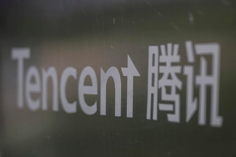 La aplicación de mensajería Wechat, la más usada en China y propiedad de Tencent, ha desbloqueado el acceso a servicios de empresas de la competencia como la plataforma de comercio electrónica Taobao, del grupo Alibaba, recoge el medio chino de negocios Huxiu. (ARCHIVO)
