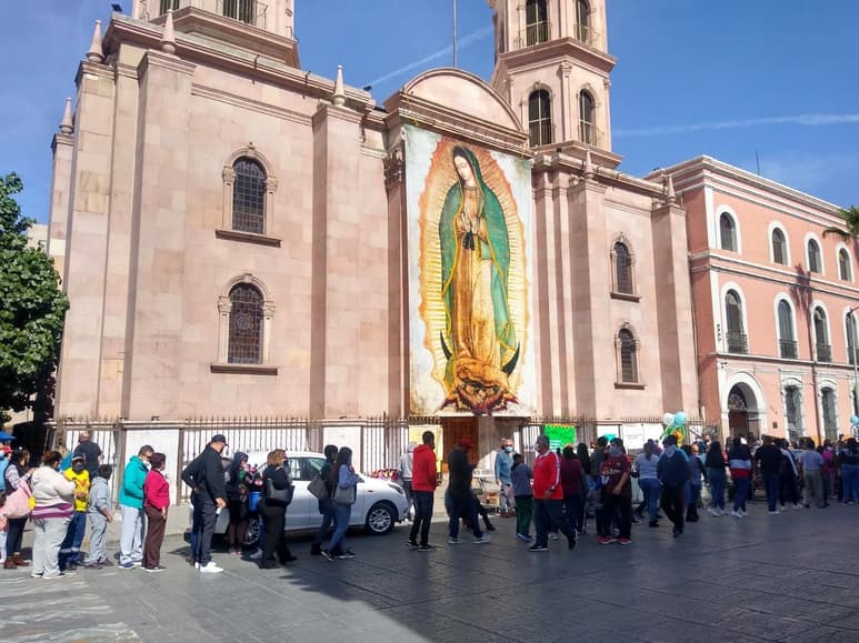 Acudieron familias enteras, entre ellos niños y niñas caracterizados de San Juan Diego y de la Virgen. También asistieron menores con la vestimenta que usan los danzantes. (ANGÉLICA SANDOVAL)